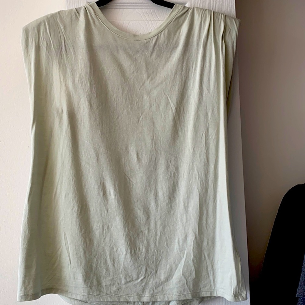 Muscle tee padded shoulder